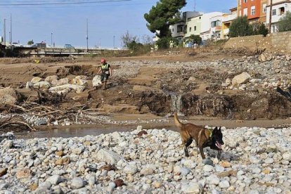 Uruk-Hai y el cabo Valiño en labores de rastreo.