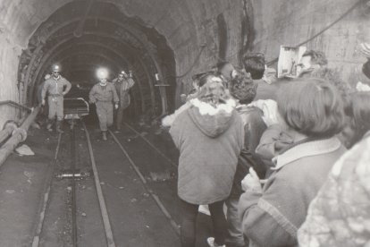 Momento en que los últimos seis mineros encerrados en el pozo Mariángela salieron al exterior el 25 de noviembre de 1994, aclamados por una multitud
