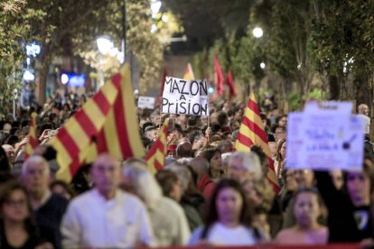 Varios miles de alicantinos protestan contra la gestión de la Dana.
