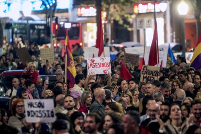 Varios miles de alicantinos protestan contra la gestión de la Dana.