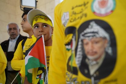 Varias personas participan en el acto de homenaje por los 20 años de la polémica muerte del líder palestino y premio Nobel de la Paz Yaser Arafat. EFE/Alejandro Ernesto