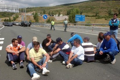 22/06/2004: Un grupo de mineros de la empresa Hijos de Baldomero García (HBG) , que han cumplido 24 días de huelga, cortaron durante dos horas el tráfico de vehículos en la autopista de peaje AP-66.