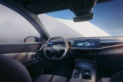 Elegancia y funcionalidad en un interior presidido, en el puesto de conducción, por una generosa pantalla multifunción (10 o 16 pulgadas según versiones) y una práctica consola central.