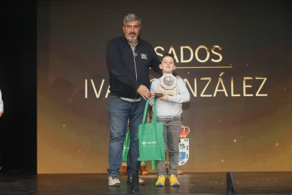 La temporada de Lucha Leonesa reconoció a los más destacados del deporte del cinto y la maña.