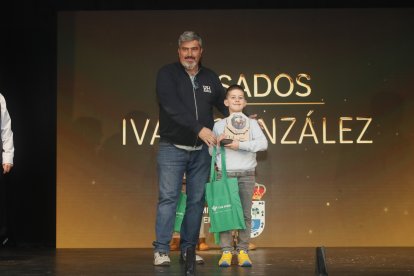 La temporada de Lucha Leonesa reconoció a los más destacados del deporte del cinto y la maña.