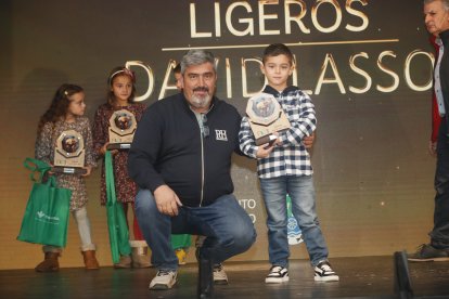 La temporada de Lucha Leonesa reconoció a los más destacados del deporte del cinto y la maña.