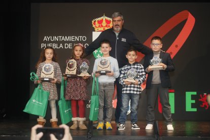 La temporada de Lucha Leonesa reconoció a los más destacados del deporte del cinto y la maña.