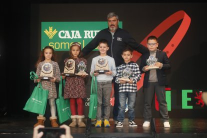 La temporada de Lucha Leonesa reconoció a los más destacados del deporte del cinto y la maña.