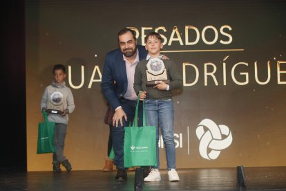 La temporada de Lucha Leonesa reconoció a los más destacados del deporte del cinto y la maña.