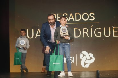 La temporada de Lucha Leonesa reconoció a los más destacados del deporte del cinto y la maña.