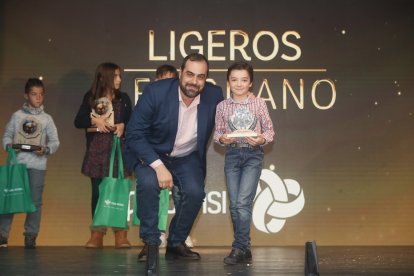 La temporada de Lucha Leonesa reconoció a los más destacados del deporte del cinto y la maña.