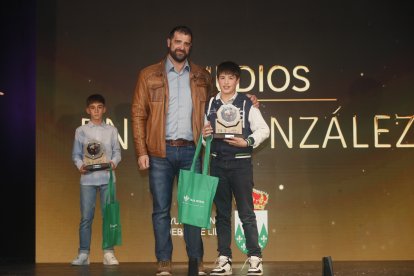 La temporada de Lucha Leonesa reconoció a los más destacados del deporte del cinto y la maña.