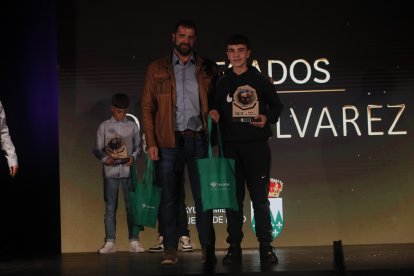 La temporada de Lucha Leonesa reconoció a los más destacados del deporte del cinto y la maña.