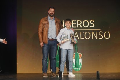 La temporada de Lucha Leonesa reconoció a los más destacados del deporte del cinto y la maña.