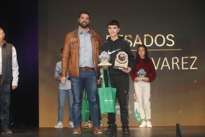 La temporada de Lucha Leonesa reconoció a los más destacados del deporte del cinto y la maña.