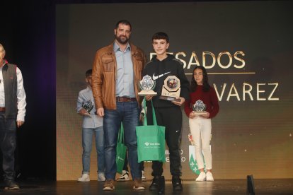 La temporada de Lucha Leonesa reconoció a los más destacados del deporte del cinto y la maña.