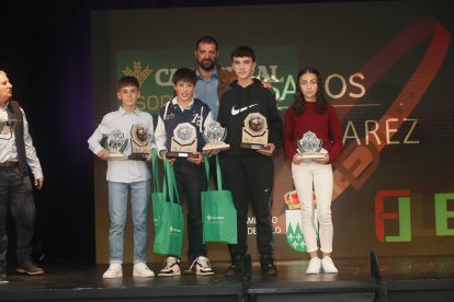 La temporada de Lucha Leonesa reconoció a los más destacados del deporte del cinto y la maña.