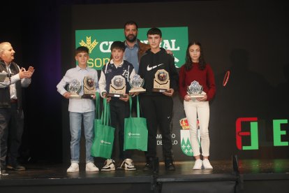 La temporada de Lucha Leonesa reconoció a los más destacados del deporte del cinto y la maña.