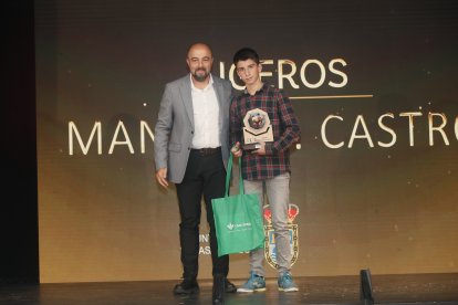 La temporada de Lucha Leonesa reconoció a los más destacados del deporte del cinto y la maña.