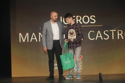 La temporada de Lucha Leonesa reconoció a los más destacados del deporte del cinto y la maña.