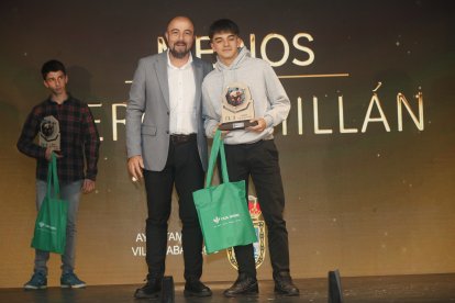 La temporada de Lucha Leonesa reconoció a los más destacados del deporte del cinto y la maña.