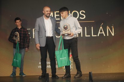 La temporada de Lucha Leonesa reconoció a los más destacados del deporte del cinto y la maña.