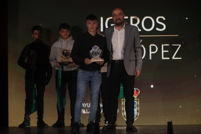 La temporada de Lucha Leonesa reconoció a los más destacados del deporte del cinto y la maña.