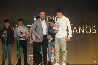La temporada de Lucha Leonesa reconoció a los más destacados del deporte del cinto y la maña.