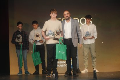 La temporada de Lucha Leonesa reconoció a los más destacados del deporte del cinto y la maña.