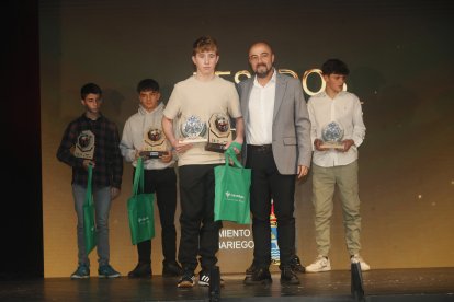 La temporada de Lucha Leonesa reconoció a los más destacados del deporte del cinto y la maña.