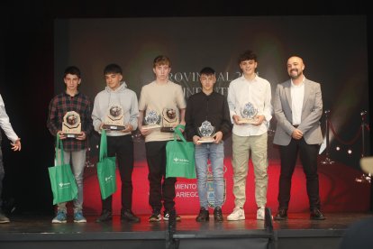 La temporada de Lucha Leonesa reconoció a los más destacados del deporte del cinto y la maña.