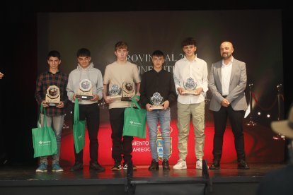 La temporada de Lucha Leonesa reconoció a los más destacados del deporte del cinto y la maña.