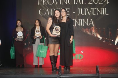 La temporada de Lucha Leonesa reconoció a los más destacados del deporte del cinto y la maña.