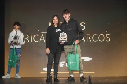 La temporada de Lucha Leonesa reconoció a los más destacados del deporte del cinto y la maña.