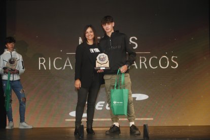 La temporada de Lucha Leonesa reconoció a los más destacados del deporte del cinto y la maña.