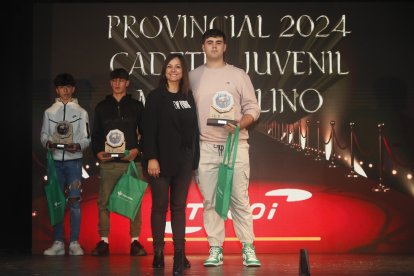 La temporada de Lucha Leonesa reconoció a los más destacados del deporte del cinto y la maña.