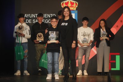 La temporada de Lucha Leonesa reconoció a los más destacados del deporte del cinto y la maña.