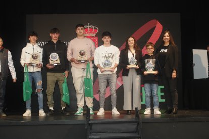 La temporada de Lucha Leonesa reconoció a los más destacados del deporte del cinto y la maña.