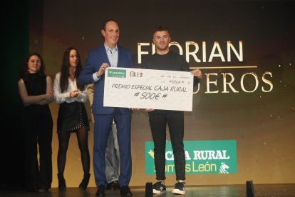 La temporada de Lucha Leonesa reconoció a los más destacados del deporte del cinto y la maña.