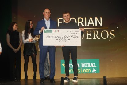 La temporada de Lucha Leonesa reconoció a los más destacados del deporte del cinto y la maña.