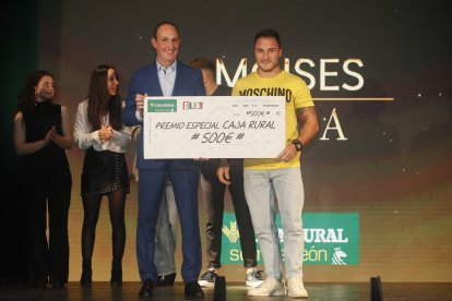 La temporada de Lucha Leonesa reconoció a los más destacados del deporte del cinto y la maña.