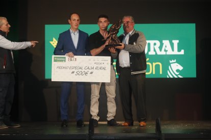 La temporada de Lucha Leonesa reconoció a los más destacados del deporte del cinto y la maña.