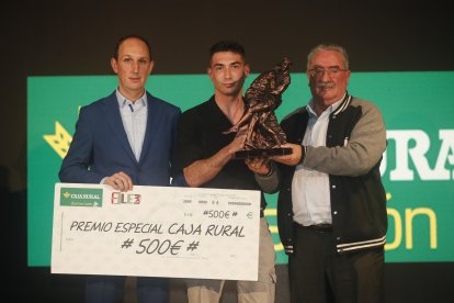 La temporada de Lucha Leonesa reconoció a los más destacados del deporte del cinto y la maña.