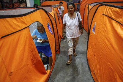 Quezon City (Philippines), 17/11/2024.- Residents from flood-prone districts take shelter at an evacuation center in anticipation of the effects of Typhoon Man-Yi in Quezon City, Metro Manila, Philippines, 17 November 2024. The Philippines' weather bureau said that typhoon Man-Yi made landfall in Aurora province of the country's Luzon region, dumping rain and sustaining winds of 185 kilometers per hour. Local government units in the typhoon's path from Bicol region to Luzon region conducted pre-emptive evacuation of citizens to safeguard against floods and strong winds. (Inundaciones, Filipinas) EFE/EPA/ROLEX DELA PENA