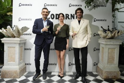 Los actores Anna Castillo y Quim Gutiérrez (d) presentan 'Celebremos más', el anuncio navideño de la firma de cava Codorníu. EFE/ Borja Sanchez-Trillo