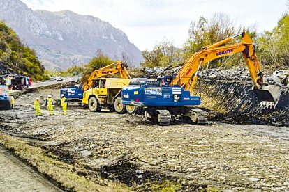 Foto de actividad en los carriles alternativos al derrumbre de la AP-66.
