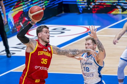 El pívot de España Fran Guerra (i), en acción durante el partido Eslovaquia- España de clasificación para el Eurobasket 2025 disputado este viernes en Bratislava. EFE/FEB
