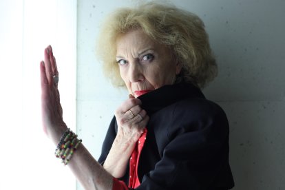 La actriz Marisa Paredes posa durante la entrevista concedida a EFE en el Centro Lorca de Granada dónde se proyecta la película