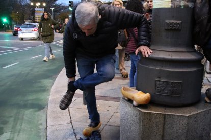 La capital leonesa acoge una madreñada por el centro de la ciudad.