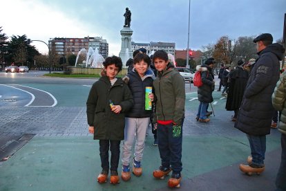 La capital leonesa acoge una madreñada por el centro de la ciudad.